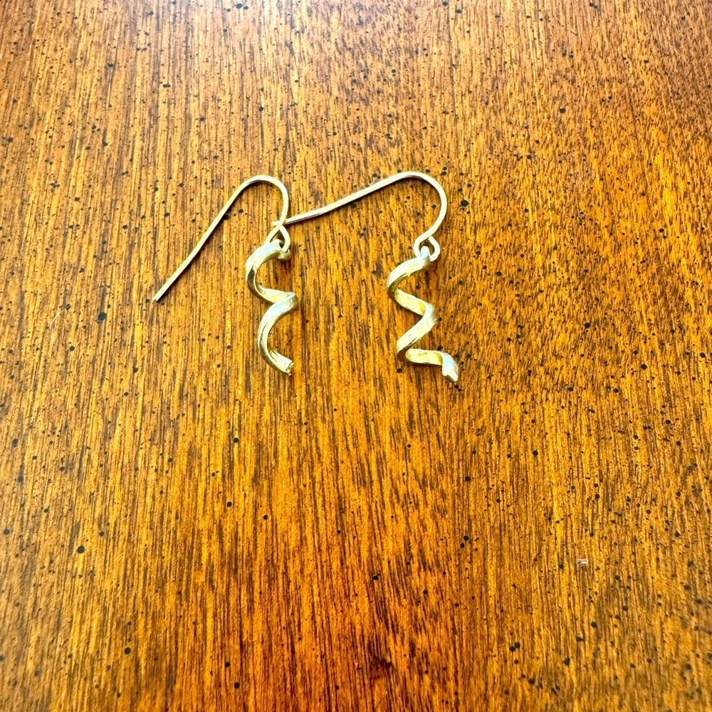 Mini gold swirl earrings